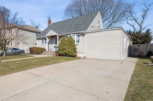 255 Hillcrest Dr, Seaford, NY 11783-1014