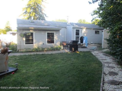 221 Sprucewood Dr, Bricktown, NJ 08723-3345