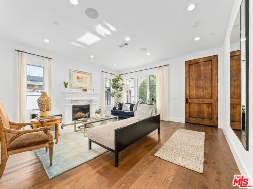 13031 Bloomfield St, North Hollywood, CA 91604-1404