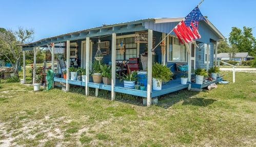 207 9th St, Carrabelle, FL 32322-2454
