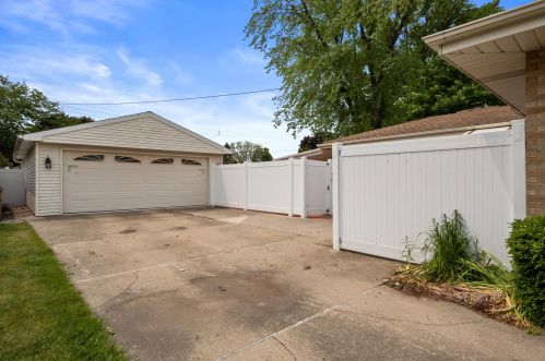 2541 80 Pl, Kenosha WI 53142-4533 exterior