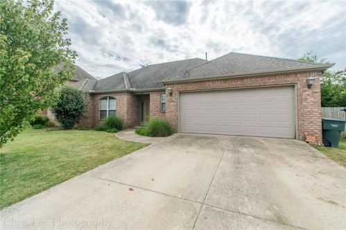 4245 Broomsage Dr, Fayetteville, AR 72701-7758