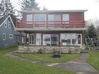 4868 Highland Park Dr, Slinger WI  53086-9525 exterior