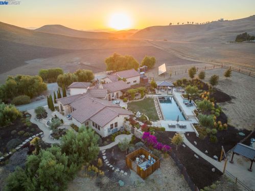 1080 Victorine Rd, Livermore CA  94551-6635 exterior