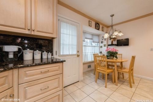 76 Shelbourne Ln, New Hyde Park NY  11040-1044 exterior