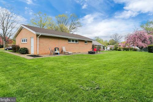 19 Columbia Dr, Camp Hill PA  17011-7636 exterior