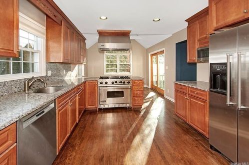 39 Ramona Ct, New Rochelle, NY 10804-1908