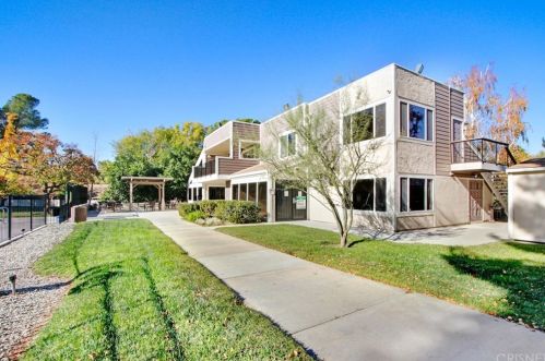 20032 Avenue Of The Oaks, Santa Clarita CA  91321-1365 exterior