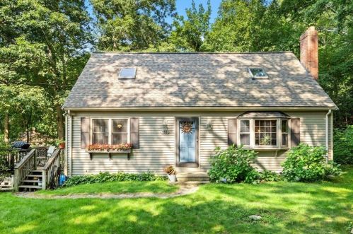 160 Walnut Rd, Wrentham, MA 02093-1040