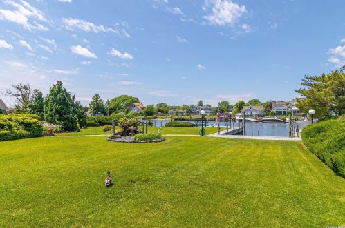 20 Cedar Ln, Babylon NY  11702-3809 exterior