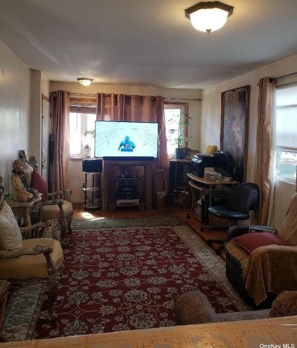 87-69 111th St, Jamaica, NY 11418-1638