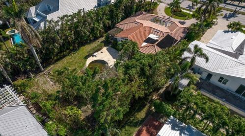 493 8th Ave, Naples FL  34102-6874 exterior