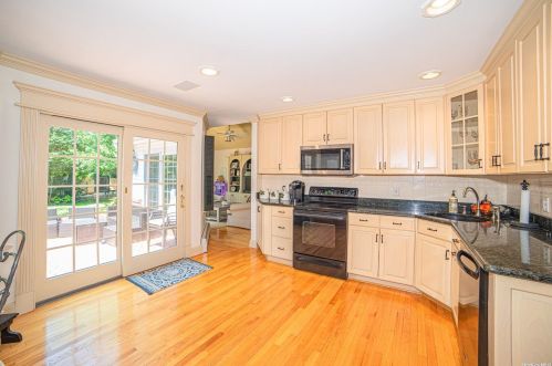 120 Lakeside Dr, Oakdale NY  11769-2250 exterior