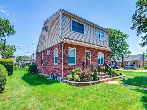 34 Wilton St, New Hyde Park, NY 11040-3830