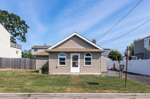 64 Knoll St, North Lindenhurst, NY 11757-6906