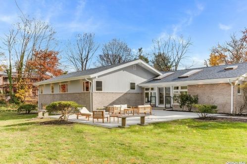 2 Blue Sea Ln, Great Neck NY  11024-1504 exterior