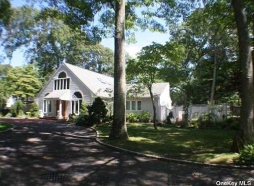 41 Dietz Ave, Lake Grove, NY 11755-1901