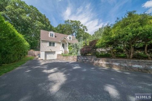 25 Pawnee Ave, Oakland, NJ 07436-3007