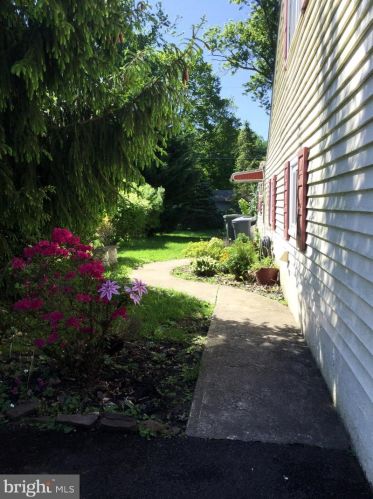 150 Lynch Dr, Southampton, PA 18966-3254