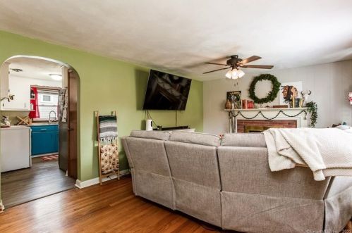98 Ballfall Rd, Middletown CT  06457-2328 exterior