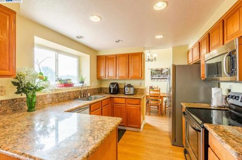 1408 Greenfield Cir, Pinole CA  94564-2136 exterior