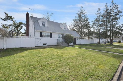 88 27th St, Copiague NY  11726-2622 exterior