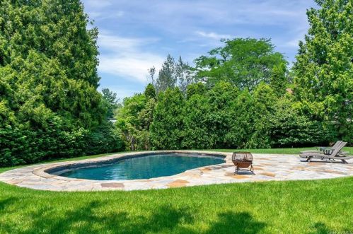 16 Country Ridge Dr, Rye Brook, NY 10573-7042