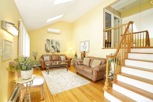 56 Butler St, West Islip, NY 11795-3528