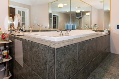1 Mallard Ln, Hartford CT  06111-4599 exterior