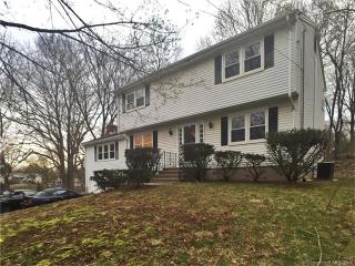 266 Braeside Dr, New Haven, CT 06514-1643