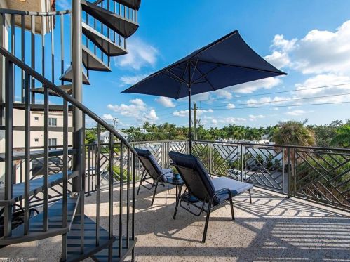340 12th Ave, Naples FL  34120-6310 exterior