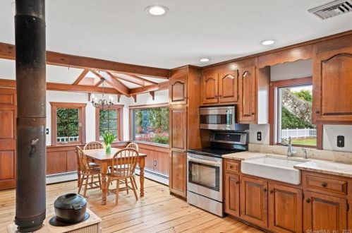 1305 Main St, Wapping CT  06074-2454 exterior