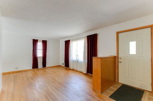 572 Cheri Ln, Minneapolis, MN 55421-1207