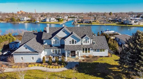 121 Wampum Ln, West Islip, NY 11795-5211