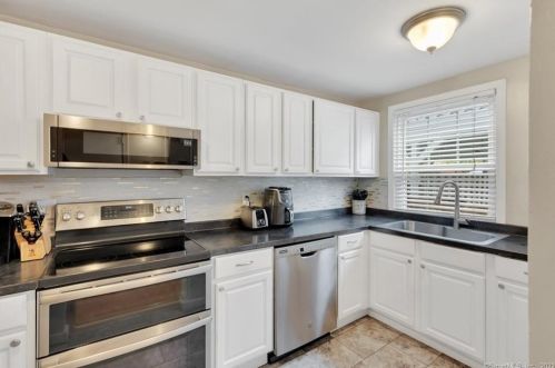 94 Rising Trail Dr, Middletown, CT 06457-1672