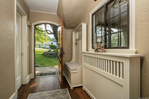 16 Crest Dr, Briarcliff, NY 10510-1303