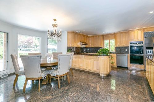 18 Linden Ln, Westbury NY  11568-1610 exterior