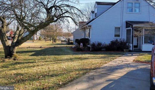 212 Albertson Ave, Barrington, NJ 08007-1201
