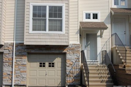 32 Crows Nest Ln, Danbury, CT 06810-7157