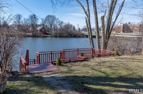 321 Edgewater Dr, Mishawaka IN  46545-6910 exterior