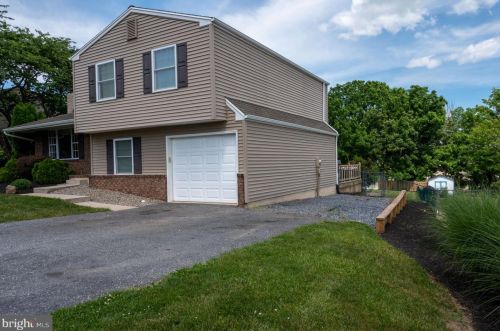 403 Sweetbriar Dr, Harrisburg, PA 17111-5651