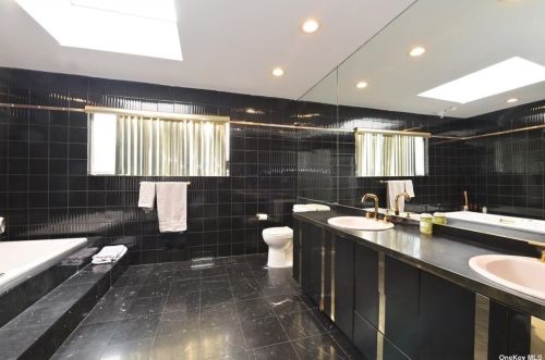 129 Hicks Ln, Great Neck NY  11024-2104 exterior