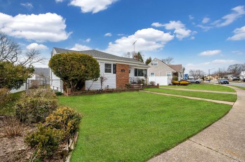 230 Gilling Rd, Seaford NY  11783-1003 exterior