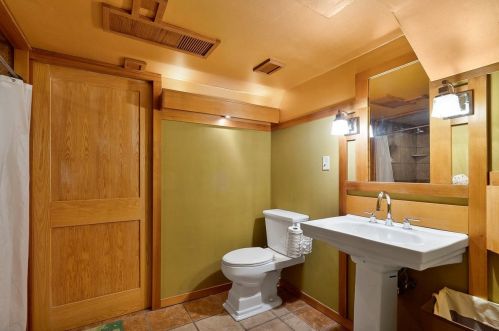 1003 Sylvan Ave, Milwaukee WI 53217-5355 exterior