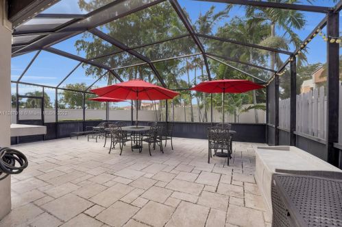 18126 61st Pl, Hialeah FL  33015-5601 exterior