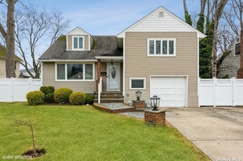 1288 Allen Dr, Seaford, NY 11783-1703