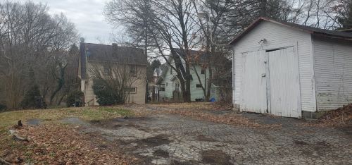 1403 Neshannock Blvd, New Castle PA  16105-2410 exterior