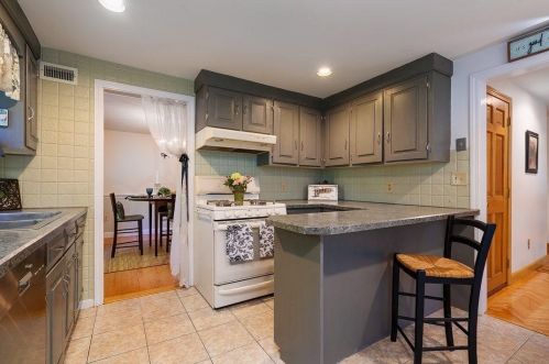 258 Shore Dr, Salem NH  03079-1694 exterior