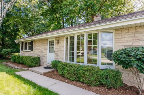 9616 Greenview Ln, Thiensville WI  exterior