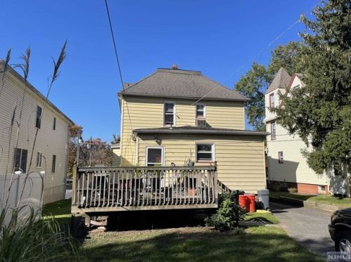 31 Park Ave, Dumont, NJ 07628-3003